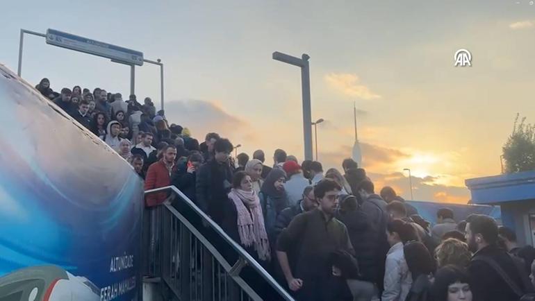 İstanbulda metrobüs duraklarında izdiham: Dakikalarca aksama yaşandı