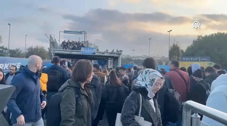 İstanbulda metrobüs duraklarında izdiham: Dakikalarca aksama yaşandı