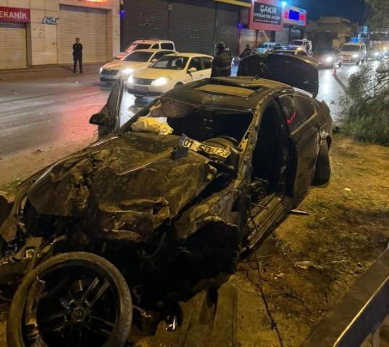 Trafik kazası sonrasında utandıran görüntü: O anlar anbean kamerada... Araçtakiler çıkarılırken eşyaları çaldılar