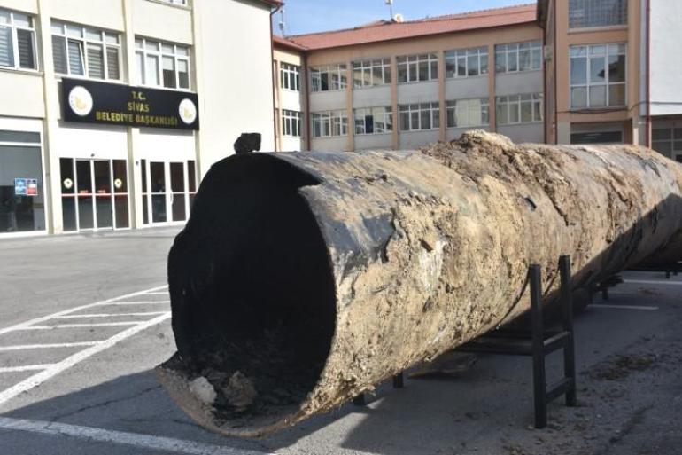 Yarım asırlık tehlike: Yer altından çıkarıldı, belediye önünde sergilendi