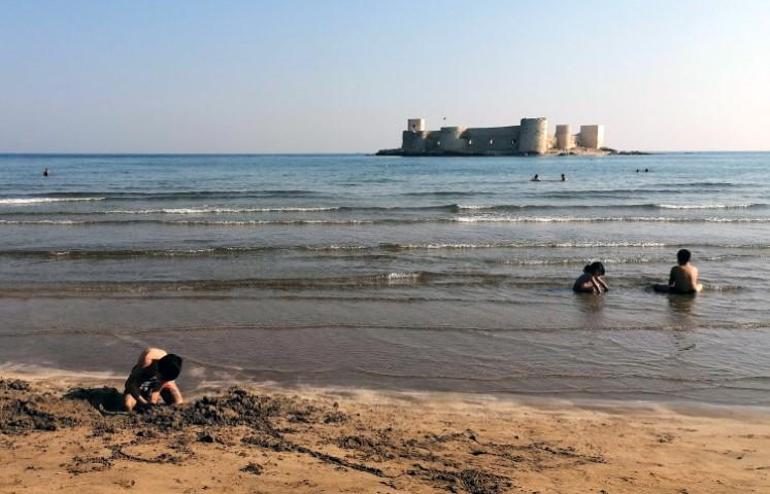 Aynı ilde iki mevsim: Birinde soğuk hava ve kar diğerinde deniz keyfi