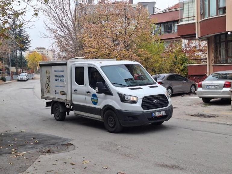 Sokak köpeklerinin saldırdığı profesör, yüzünden ve bacaklarından yaralandı