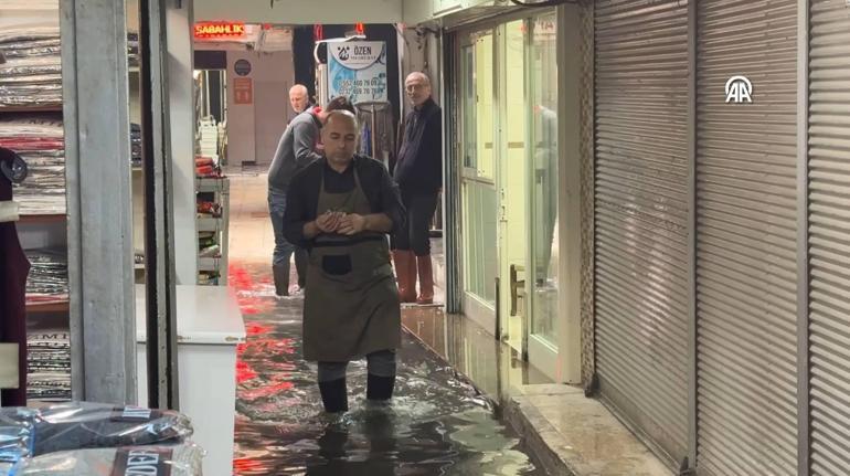 Meteoroloji uyarmıştı: Sağanak sonrası hayat felç oldu İzmirde yollar göle döndü