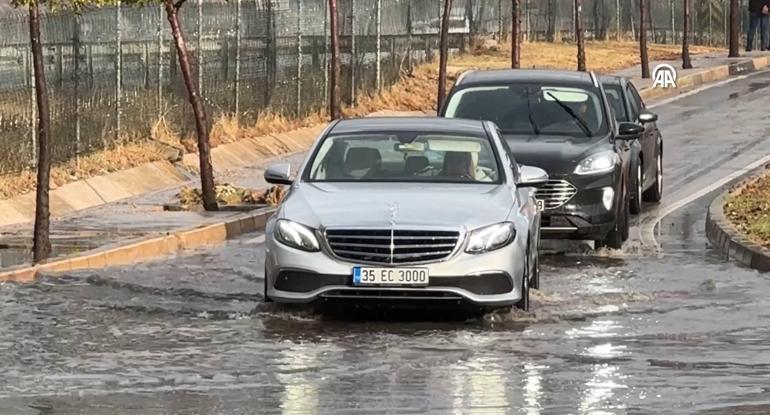 Meteoroloji uyarmıştı: Sağanak sonrası hayat felç oldu İzmirde yollar göle döndü