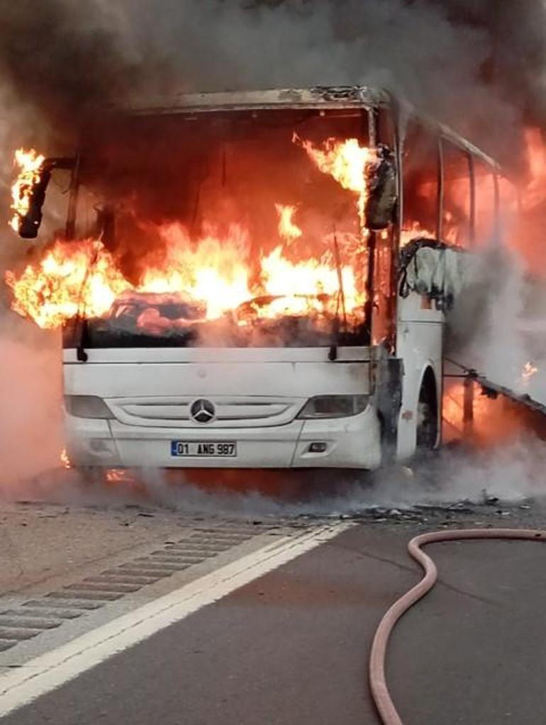 Seyir halindeyken yanan otobüs kullanılamaz hale geldi