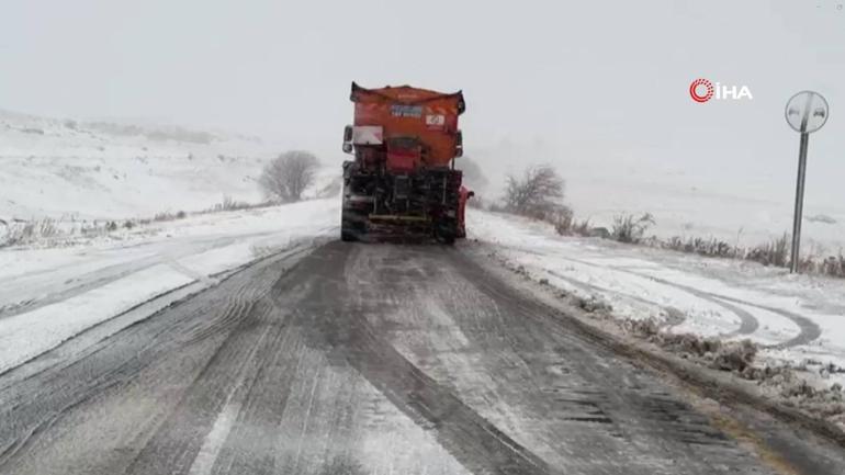 Kar ve tipi geçit vermiyor: Çok sayıda araç yolda kaldı