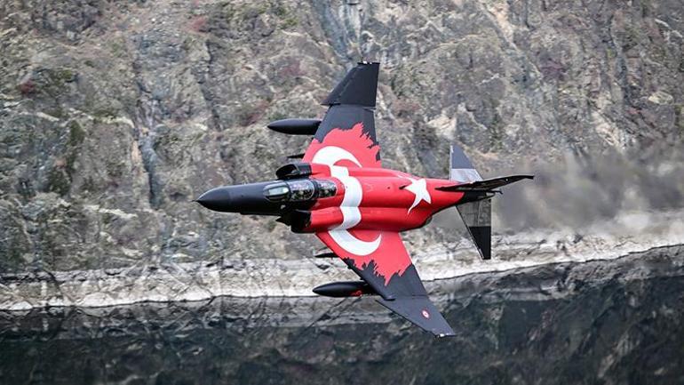 Eskişehirde F-4E uçaklarından eğitim uçuşu