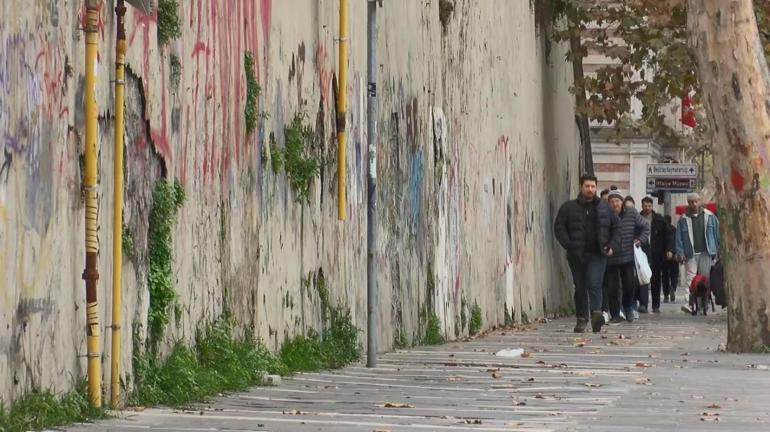 Beşiktaşta tedirgin eden görüntü Yüzeyi çatlak ve kırıklarla dolu duvar tehlike saçıyor