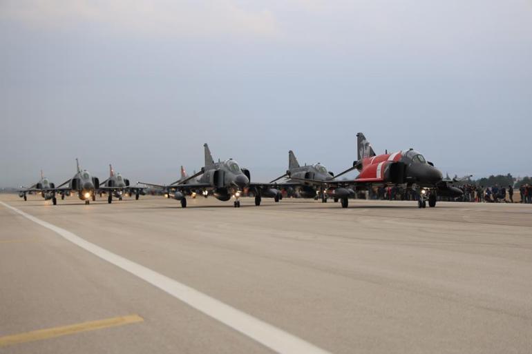 Türk Hava Kuvvetlerine ait F-4lerden ‘fil yürüyüşü’