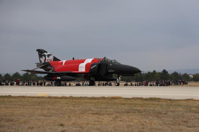 Türk Hava Kuvvetlerine ait F-4lerden ‘fil yürüyüşü’