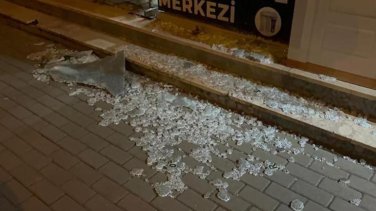 Bursada lodos etkili oldu... Otobüs durağı yerinden söküldü, cam balkon kırıldı