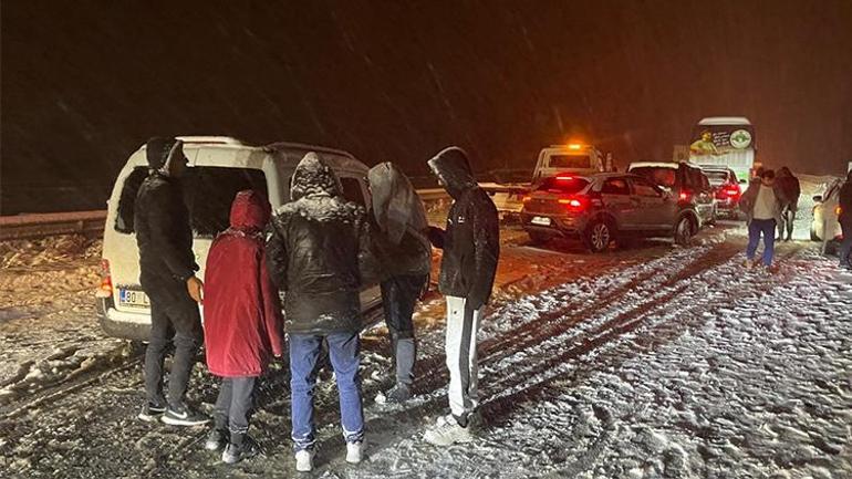 Beklenen kar yağışı başladı: Birçok il beyaza büründü... Anadolu Otoyolunda trafik durdu