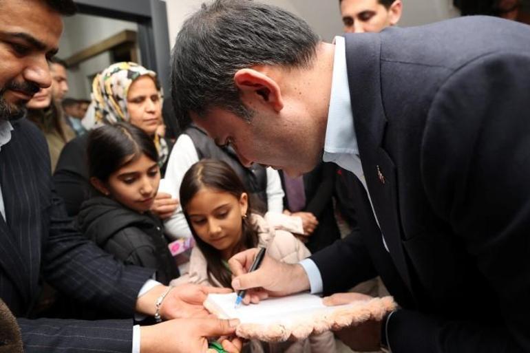 Çevre, Şehircilik ve İklim Değişikliği Bakanı Kurum, Adıyamanda depremzede öğretmenin yeni evine misafir oldu