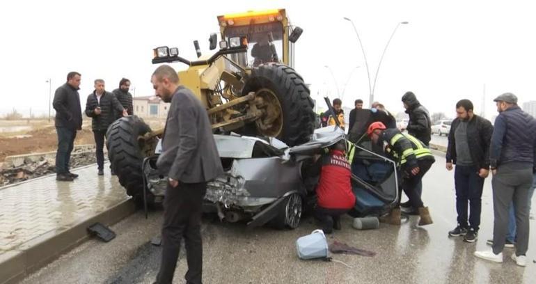 Otomobil sürücüsü, feci kazada yaşamını yitirdi