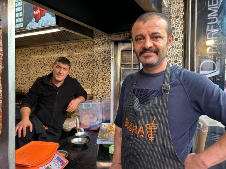 İzmirde şaşkına çeviren olay Yolda yürüyen üniversite öğrencisine tekme attı, esnaftan meydan dayağı yedi