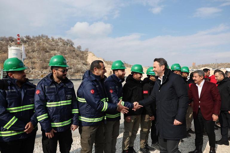 Enerji ve Tabii Kaynaklar Bakanı Alparslan Bayraktardan Şehit Öğretmen Aybüke Yalçın Petrol Üretim Sahası’nda anlamlı kutlama