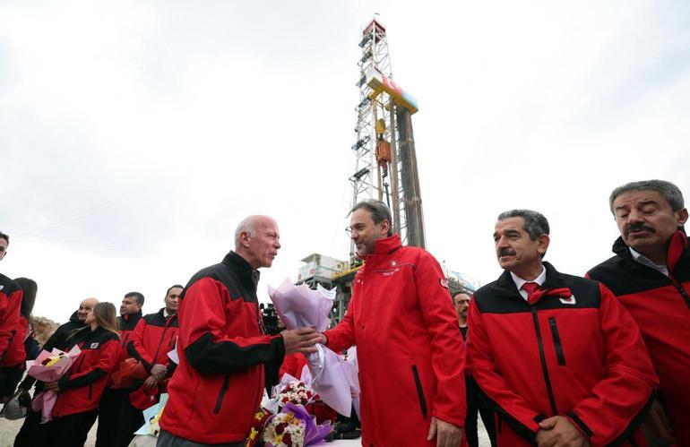 Enerji ve Tabii Kaynaklar Bakanı Alparslan Bayraktardan Şehit Öğretmen Aybüke Yalçın Petrol Üretim Sahası’nda anlamlı kutlama