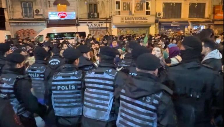 Taksimde izinsiz yürüyüş yapmak isteyen eylemciler polise biber gazı sıktı