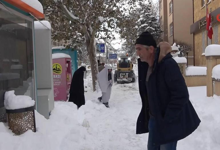 Bir kent adeta kara gömüldü: Kuşlar dondu, çatılar çöktü... 20 yıldır böyle bir kış görmedim