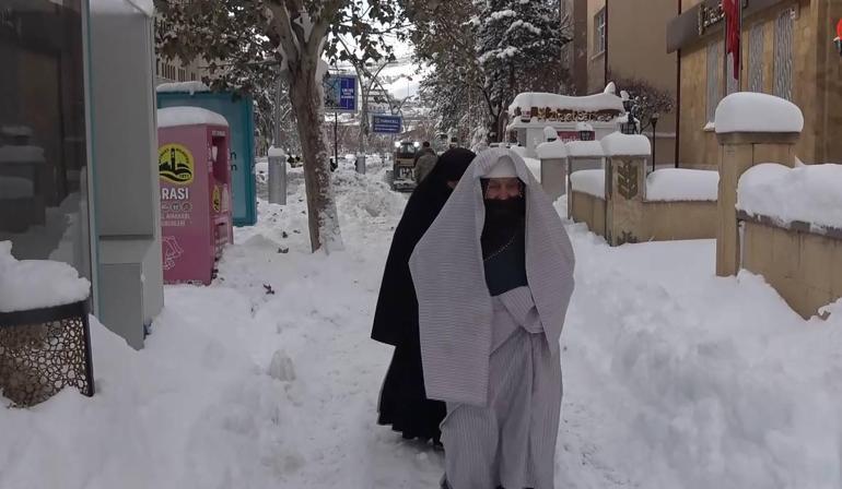 Bir kent adeta kara gömüldü: Kuşlar dondu, çatılar çöktü... 20 yıldır böyle bir kış görmedim