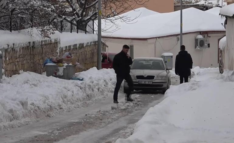 Bir kent adeta kara gömüldü: Kuşlar dondu, çatılar çöktü... 20 yıldır böyle bir kış görmedim