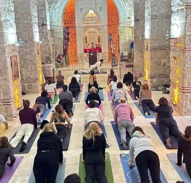 Kilisedeki yoga tepkilere neden oldu... Meditasyonu yanlış algıladıkları için izin vermişler