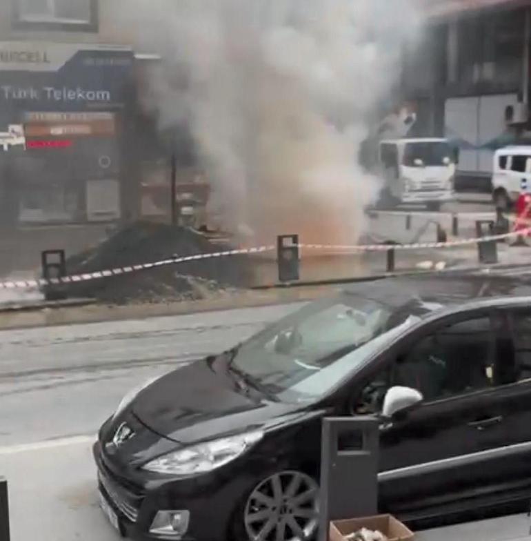 İSKİ ekibinin kazısında yer altındaki elektrik kabloları koptu, patlamalar yaşandı