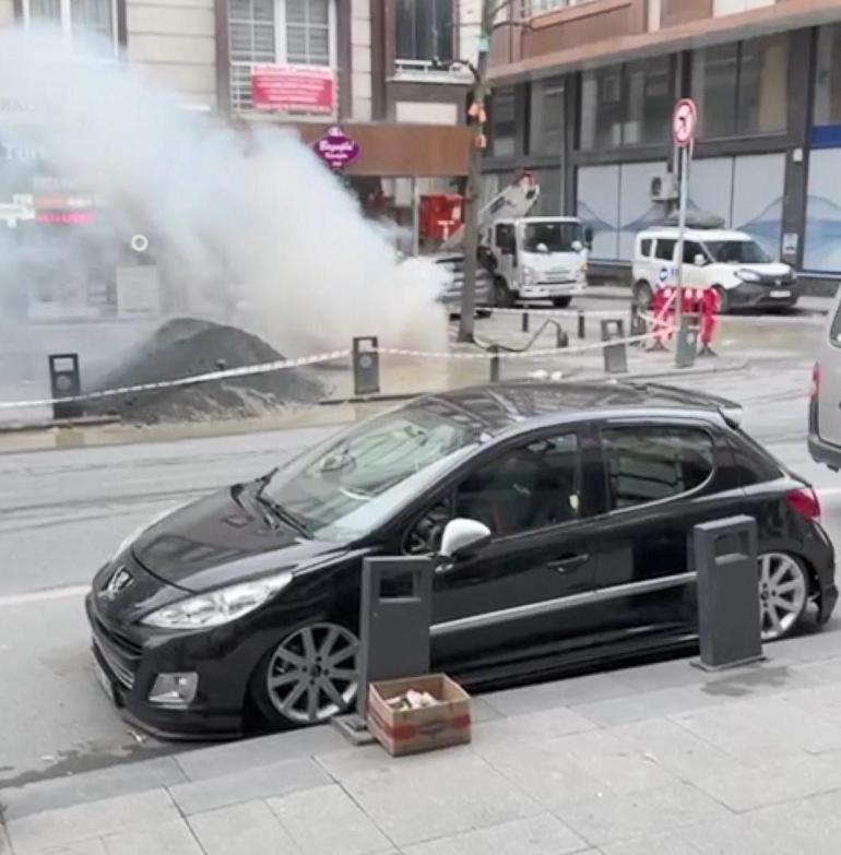 İSKİ ekibinin kazısında yer altındaki elektrik kabloları koptu, patlamalar yaşandı