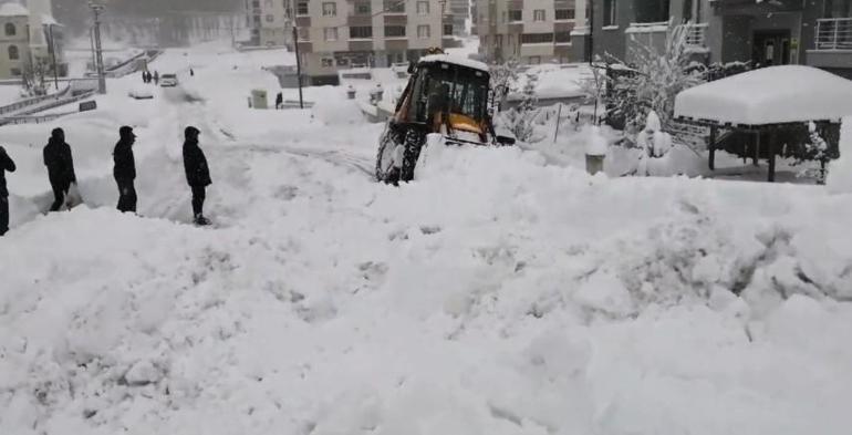 Uzun yıllardır böylesi görülmedi 80 santimetreye ulaşan kar hayatı olumsuz etkiledi