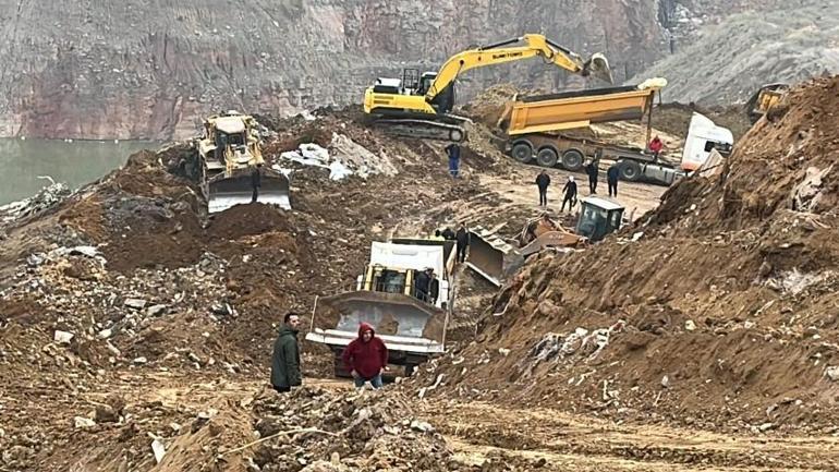 Kocaelide toprak kayması: Kepçe ve kamyonlar sürüklendi