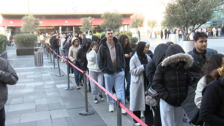 AVMlerde Şahane Cuma kuyruğu... 06.30dan beri bekliyoruz