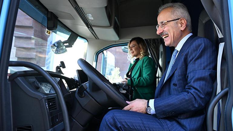 Bakan Uraloğlu kadın tır şoförleri ile bir araya geldi