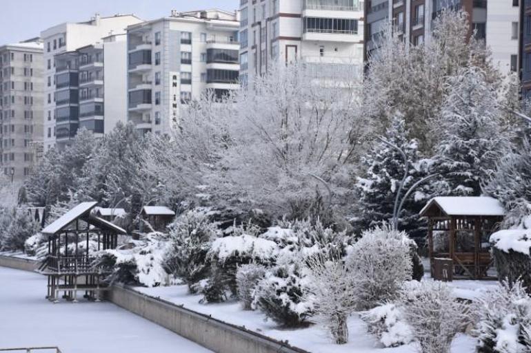 Kar yağışının ardından ayaz: Şehir merkezinden geçen nehir dondu