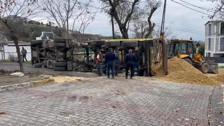 İSKİnin altyapı çalışması sırasında yol çöktü, kamyon içine devrildi