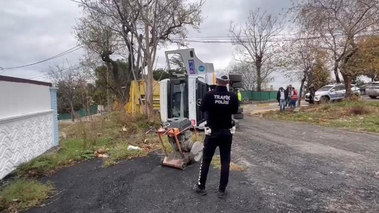 İSKİnin altyapı çalışması sırasında yol çöktü, kamyon içine devrildi