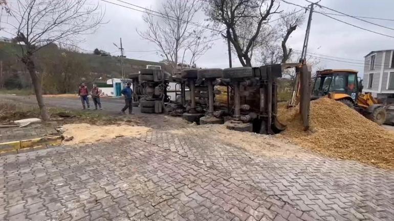 İSKİnin altyapı çalışması sırasında yol çöktü, kamyon içine devrildi