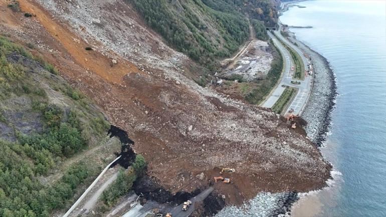 Bölgenin geçiş güzergahında heyelan: Yol kapandı; metrelerce yükseklikte toprak yığını oluştu