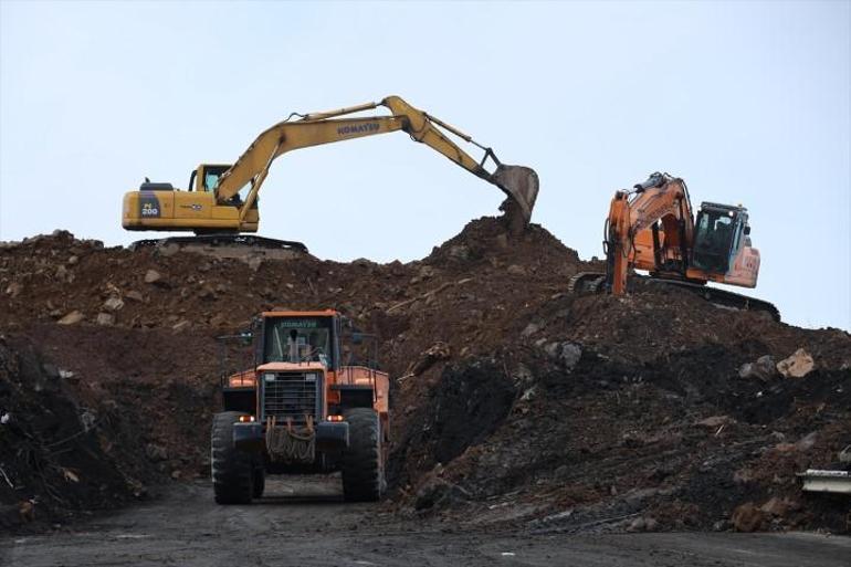 Bölgenin geçiş güzergahında heyelan: Yol kapandı; metrelerce yükseklikte toprak yığını oluştu