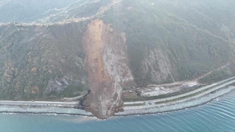 Bölgenin geçiş güzergahında heyelan: Yol kapandı; metrelerce yükseklikte toprak yığını oluştu