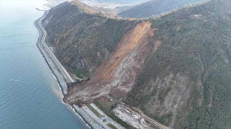 Bölgenin geçiş güzergahında heyelan: Yol kapandı; metrelerce yükseklikte toprak yığını oluştu