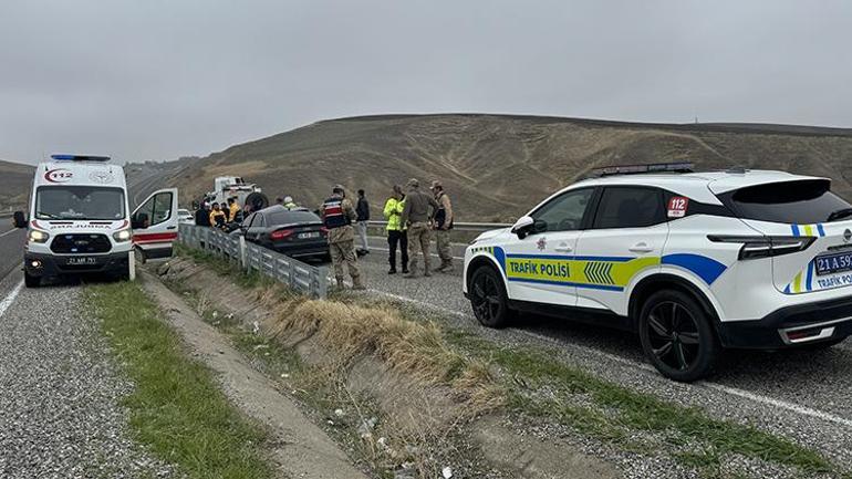 Diyarbakırda tırdan fırlayan lastiğin çarptığı otomobildeki yolcu hayatını kaybetti