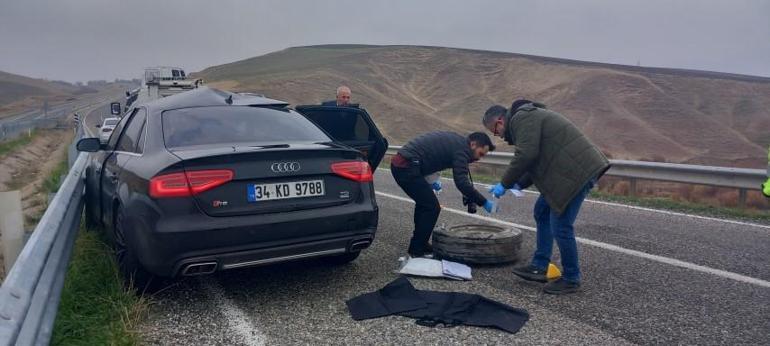 Diyarbakırda tırdan fırlayan lastiğin çarptığı otomobildeki yolcu hayatını kaybetti