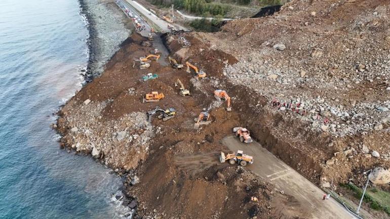 Heyelanda toprak altında kalan otomobil bulundu, 4 arkadaş aranıyor Havalimanındaki yolcular teknelerle taşındı