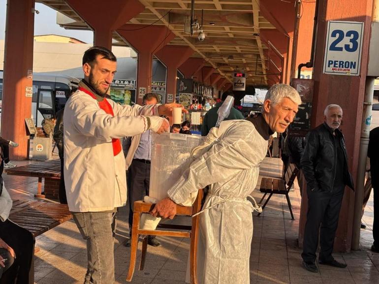 Sosyal medyada gündem olmuştu Yılancı Osman ayranı sırtında taşıdığı kova ile satıyor