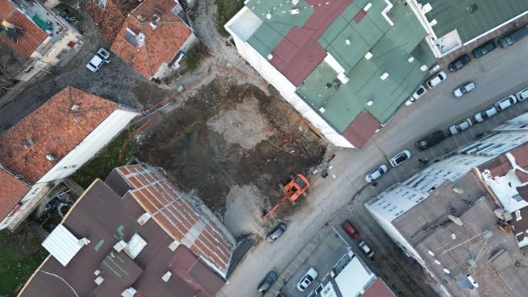 60 daireli binada yürekler ağızda: Yönetici kapıda nöbet tutuyor, giriş çıkışlar dükkandan sağlanıyor