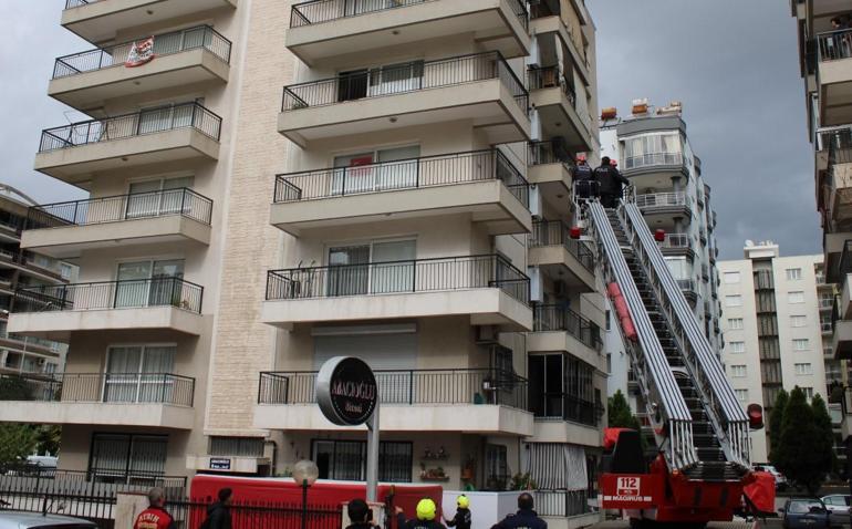 Aydında sinir krizi geçirdi, evindeki eşyaları 5. kattan attı