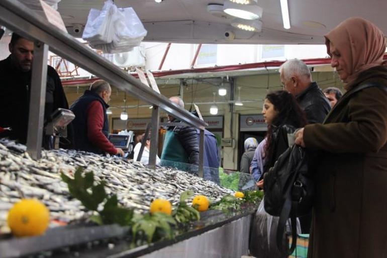 Hamsinin fiyatı düştü, vatandaş büyük rağbet gösterdi