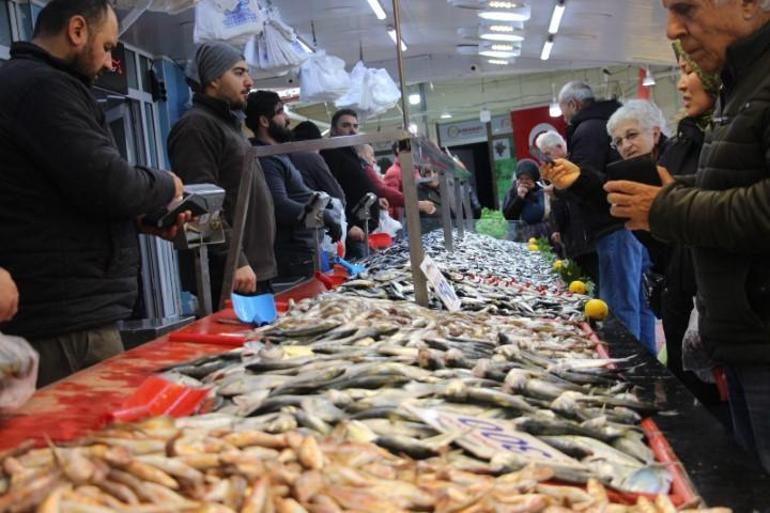 Hamsinin fiyatı düştü, vatandaş büyük rağbet gösterdi