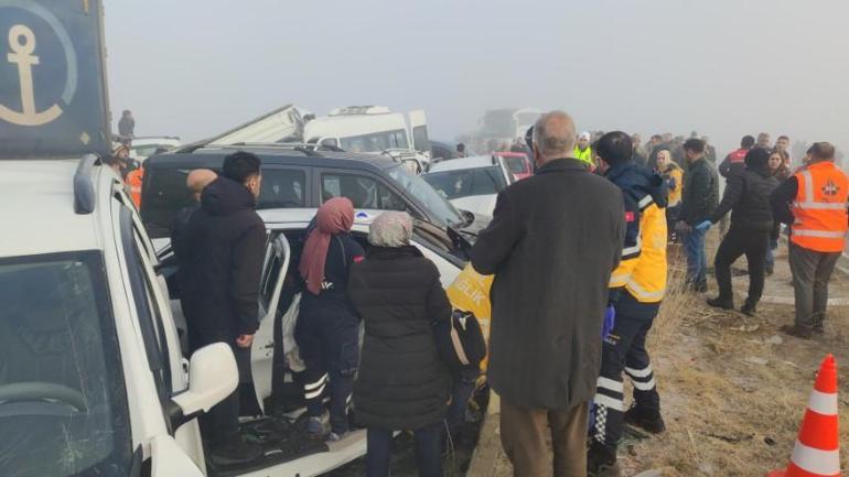 Sis ve kaygan zemin faciayı beraberinde getirdi... Peş peşe zincirleme kaza: Ölü ve yaralılar var