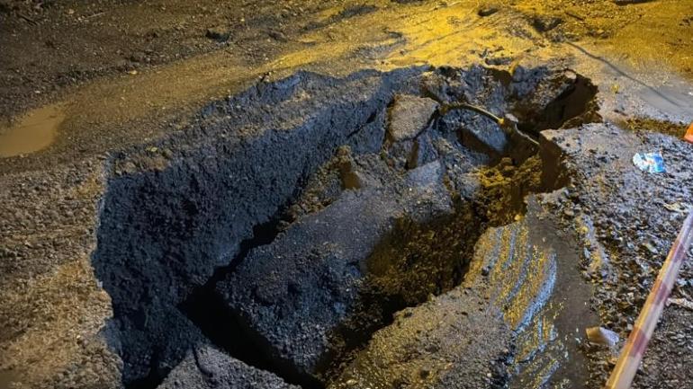 İstanbulda kazı çalışmasında yol çöktü, daireleri su bastı